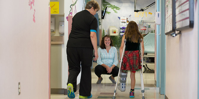 jeune patient avec des béquilles