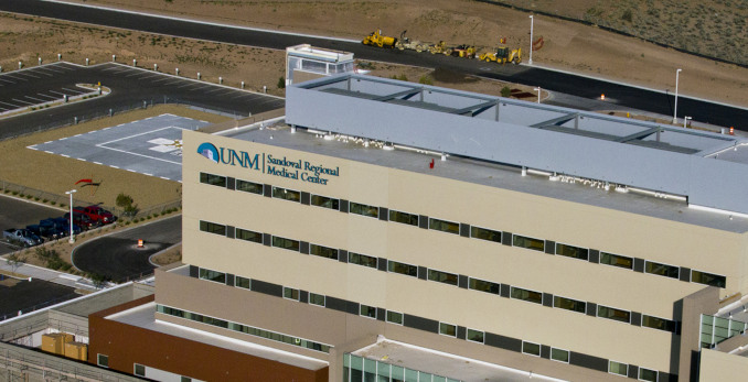 UNM Sandoval क्षेत्रीय चिकित्सा केंद्र की हवाई छवि।