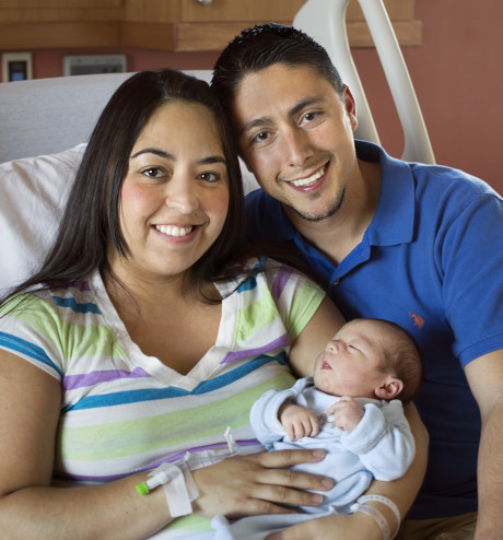 Foto de familia de padres y recién nacido.