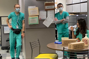 Les résidents mangent et parlent dans la salle de pause.