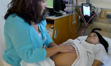 Doula with pregnant woman in hospital.