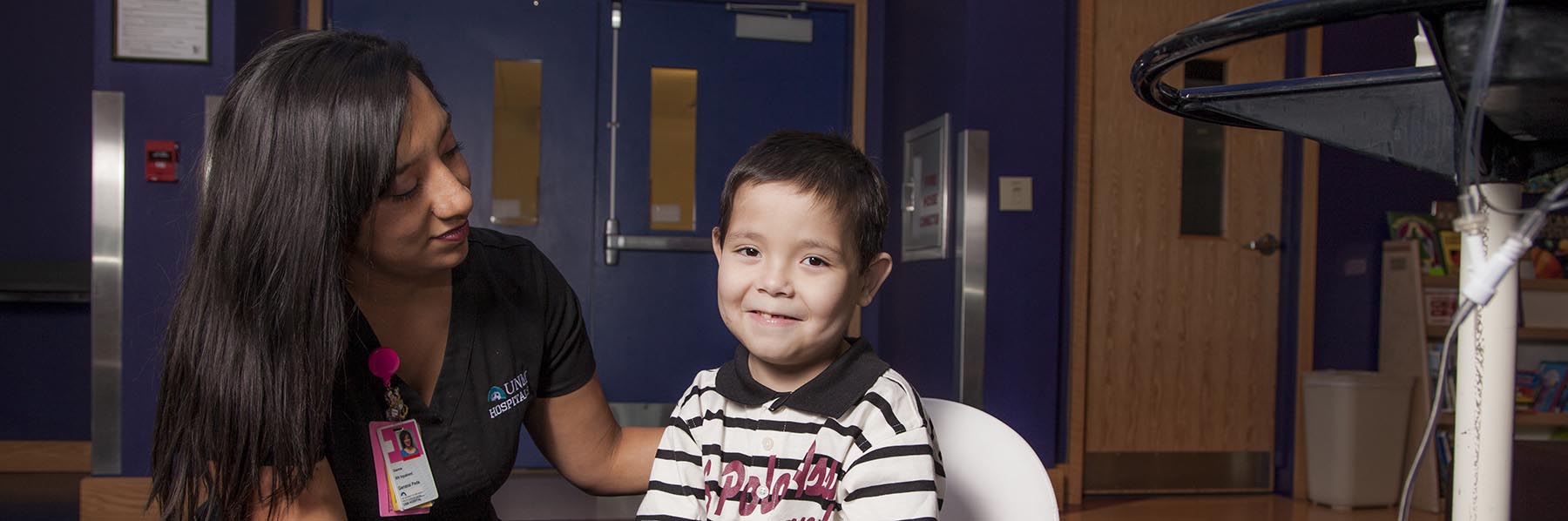 Un proveedor con un niño paciente