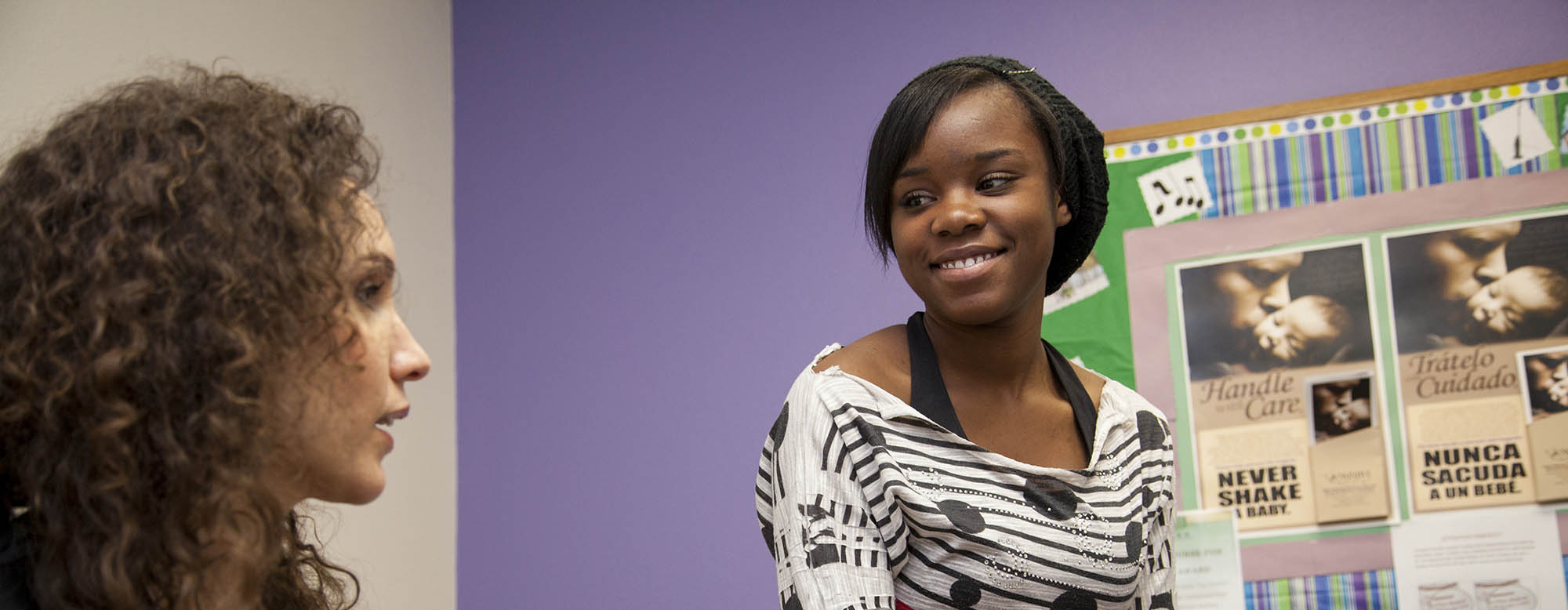 Un médecin parle à un jeune patient souriant