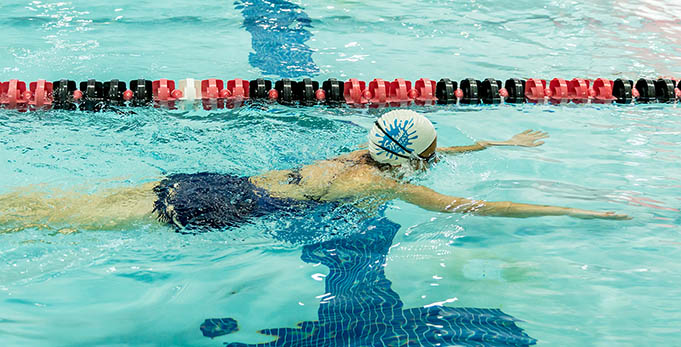 Eine Person, die in einem Pool schwimmt