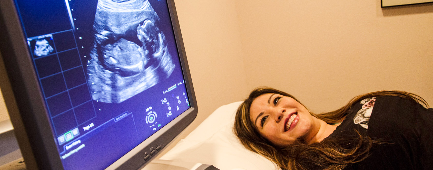Una madre emocionada por ver una ecografía de su bebé.